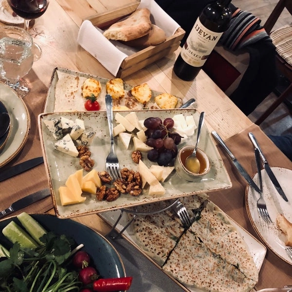 Ресторан армянской кухни "Lavash Restaurant" (Լավաշ ռեստորան).