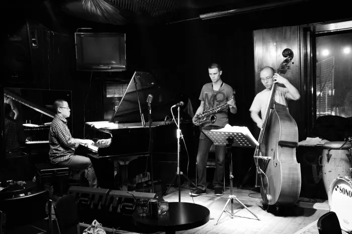 Бар «East Shore Live Jazz Cafe»