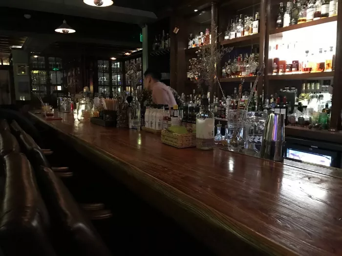 Бар «Moonshine Whiskey and Craft Cocktail»