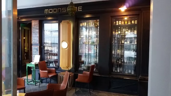 Бар «Moonshine Whiskey and Craft Cocktail»