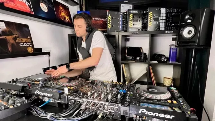 Школа диджеев "Scratch DJ School"