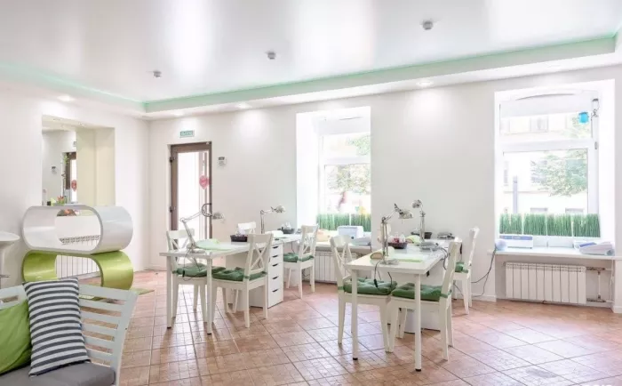 Сеть студий красоты "NailLounge".