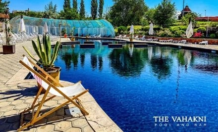 Бассейн "Vahakni Pool and Bar".