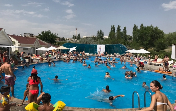 Бассейн "Vahakni Pool and Bar".