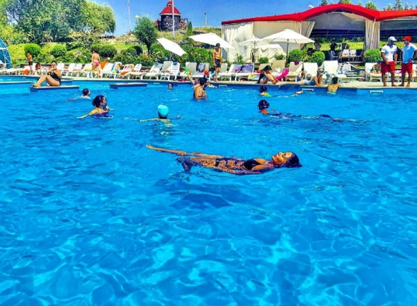 Бассейн "Vahakni Pool and Bar".