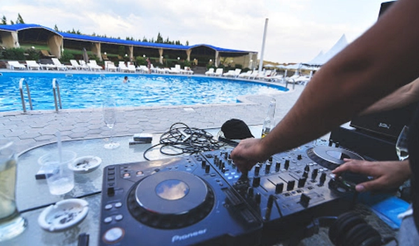 Бассейн "Vahakni Pool and Bar".