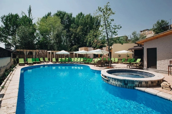 Открытый бассейн в Ереване "Paradise Pool".