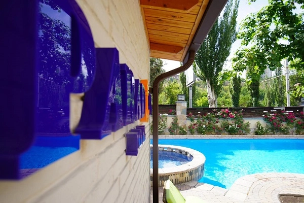 Открытый бассейн в Ереване "Paradise Pool".