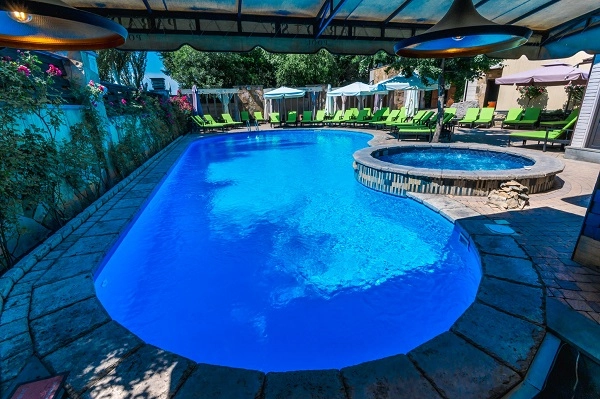 Открытый бассейн в Ереване "Paradise Pool".