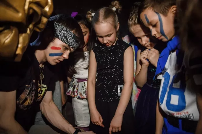 Студия детских праздников "Братья Гримм".