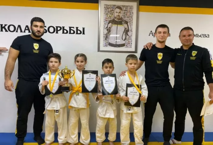 Школа борьбы Артёма Артемьева.