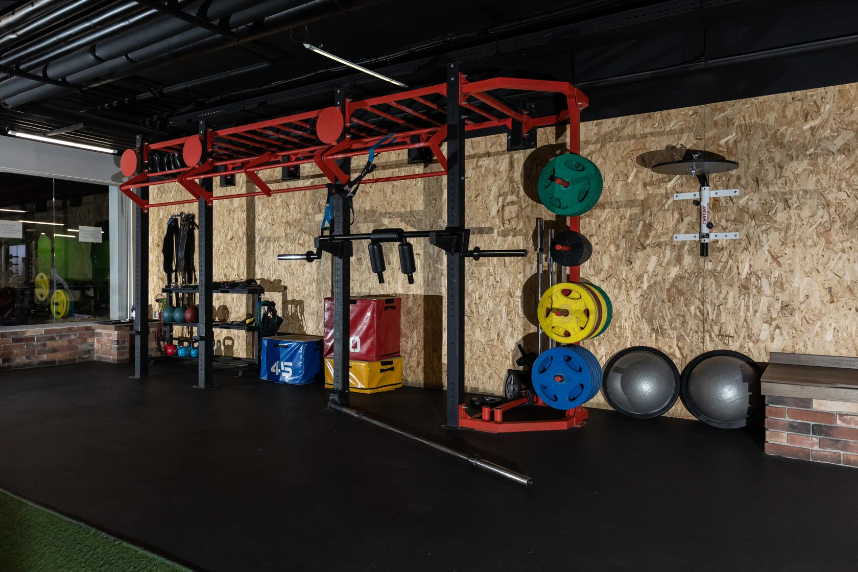 Фитнес-клуб "Max-Fit".