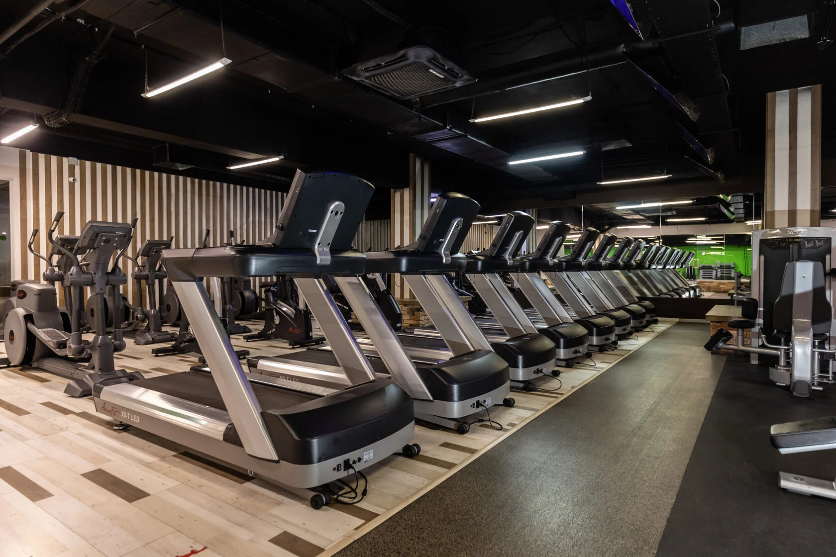 Фитнес-клуб "Max-Fit".
