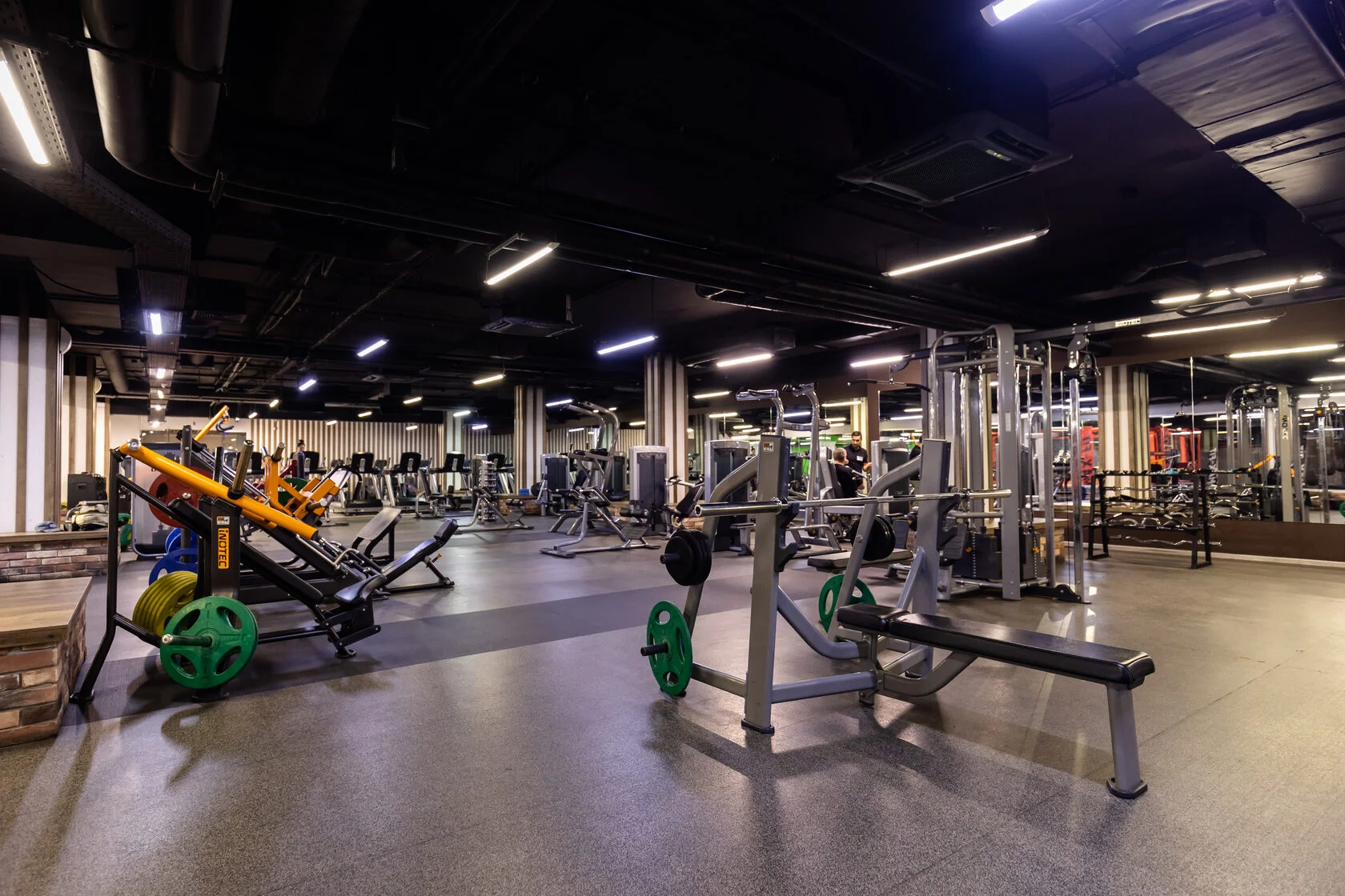 Фитнес-клуб "Max-Fit".