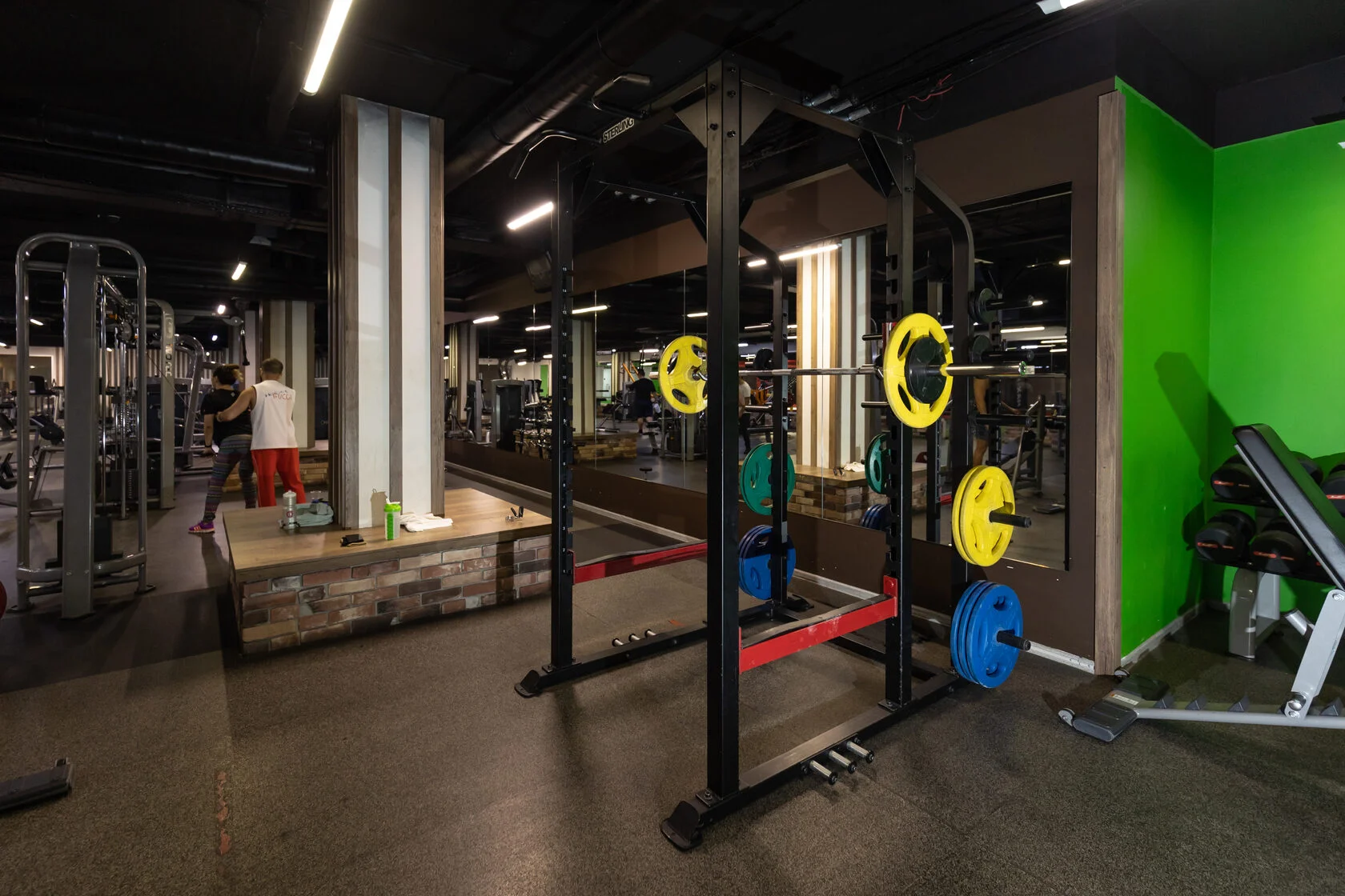 Фитнес-клуб "Max-Fit".