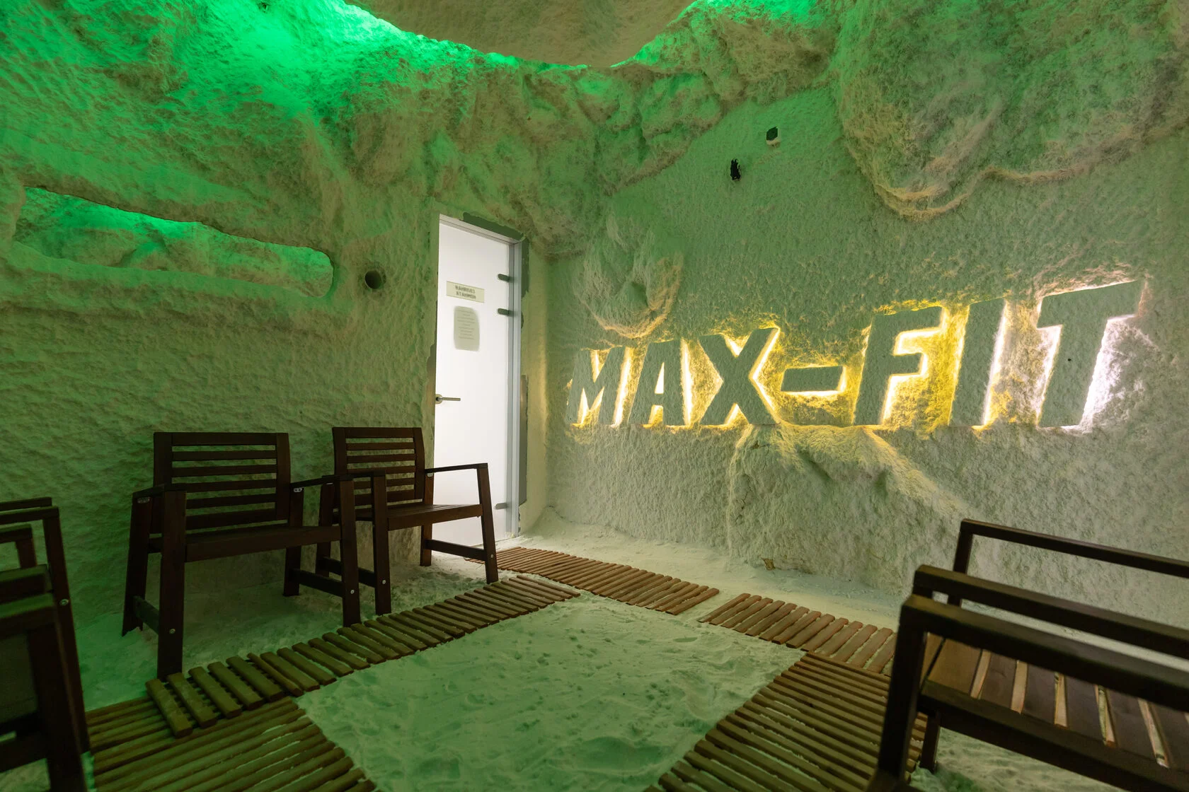 Фитнес-клуб "Max-Fit".