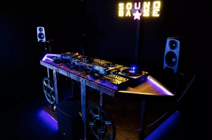 Студия для диджеев "Sound Base".