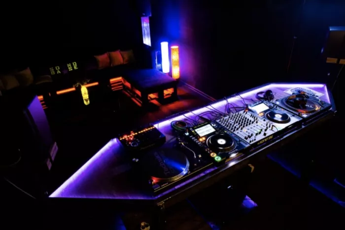 Студия для диджеев "Sound Base".