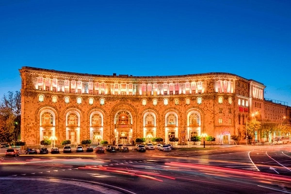 Отель в Ереване "Armenia Marriott Hotel".