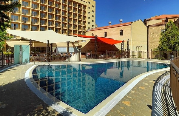 Отель в Ереване "Armenia Marriott Hotel".