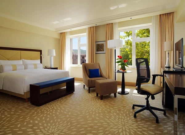 Отель в Ереване "Armenia Marriott Hotel".