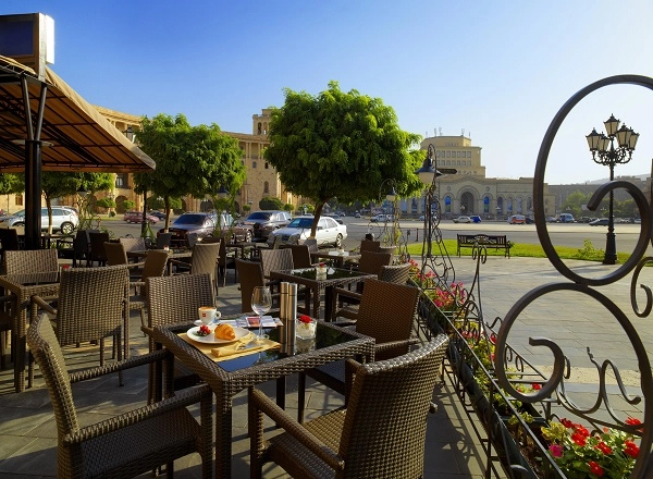 Отель в Ереване "Armenia Marriott Hotel".