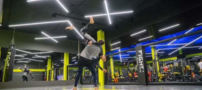 Фитнес-клуб "Face to face fitness".