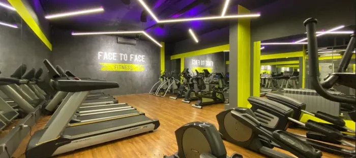Фитнес-клуб "Face to face fitness".