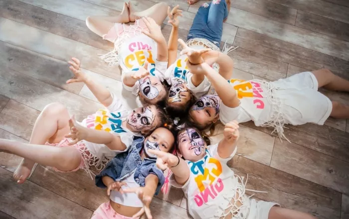 Школа танцев "Primetime Kids".