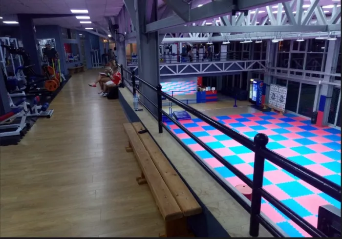  Фитнес-клуб "Diamond Gym".
