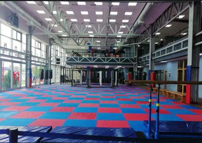  Фитнес-клуб "Diamond Gym".