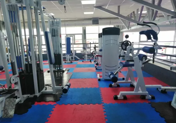  Фитнес-клуб "Diamond Gym".