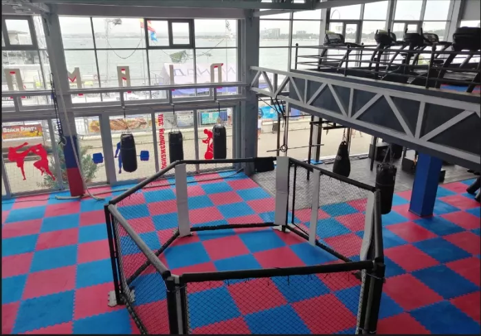  Фитнес-клуб "Diamond Gym".