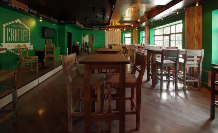 Неоновый бар с авторскими коктейлями "Crafter Bar".