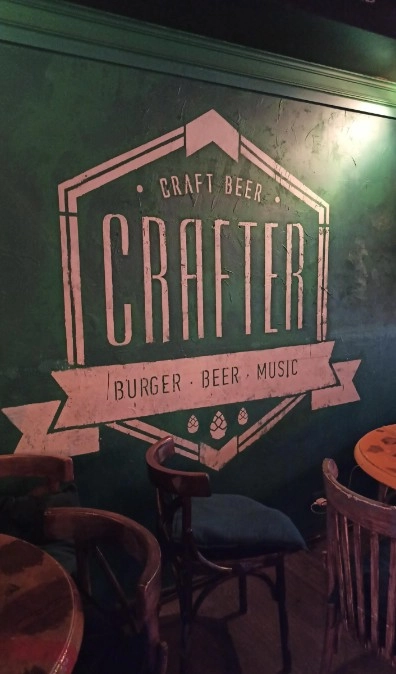 Неоновый бар с авторскими коктейлями "Crafter Bar".