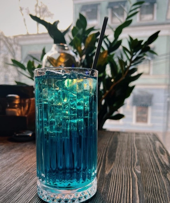 Неоновый бар с авторскими коктейлями "Crafter Bar".