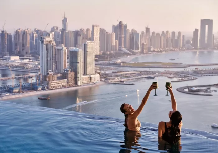 Бассейн "Aura skypool lounge"
