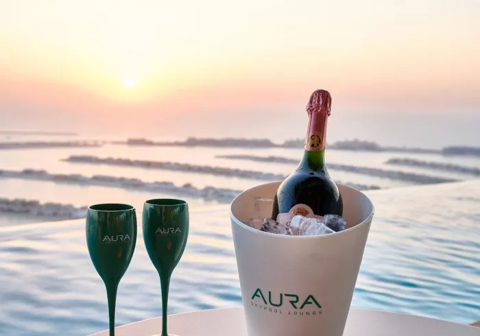 Бассейн "Aura skypool lounge"