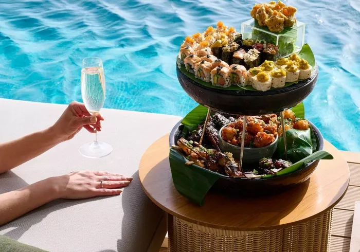 Бассейн "Aura skypool lounge"