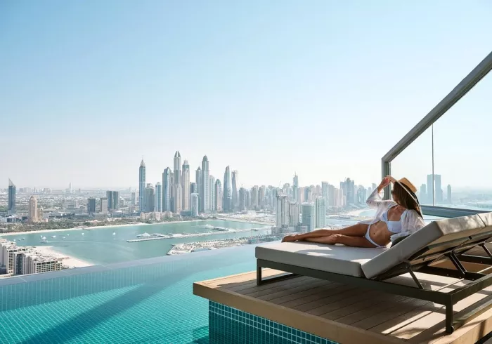 Бассейн "Aura skypool lounge"