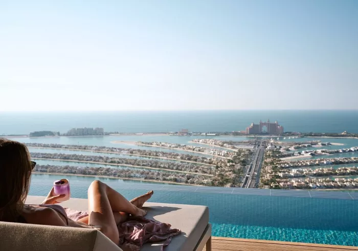Бассейн "Aura skypool lounge"