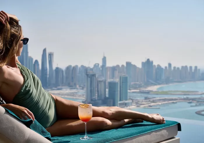 Бассейн "Aura skypool lounge"