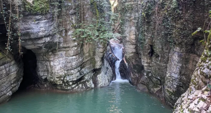 Нижний Агурский водопад «Чёртова купель»