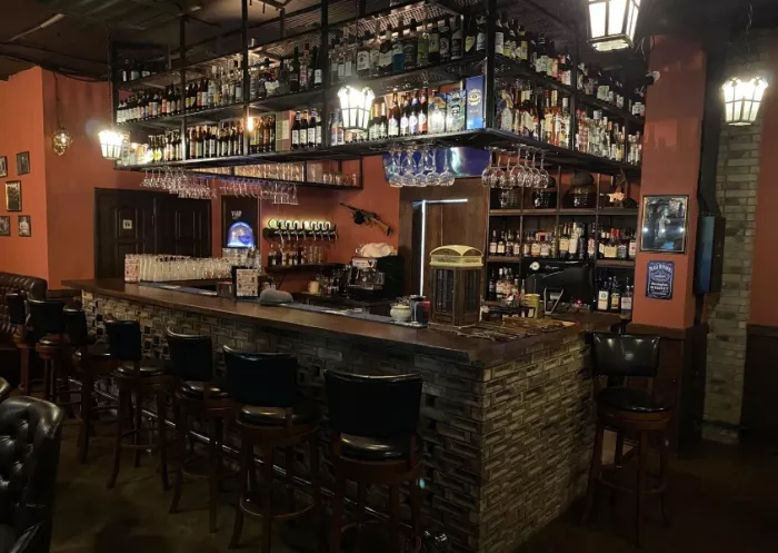 Бар "Blinders Bar".
