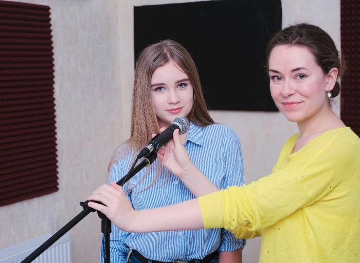 "Уроки вокала и фортепиано".