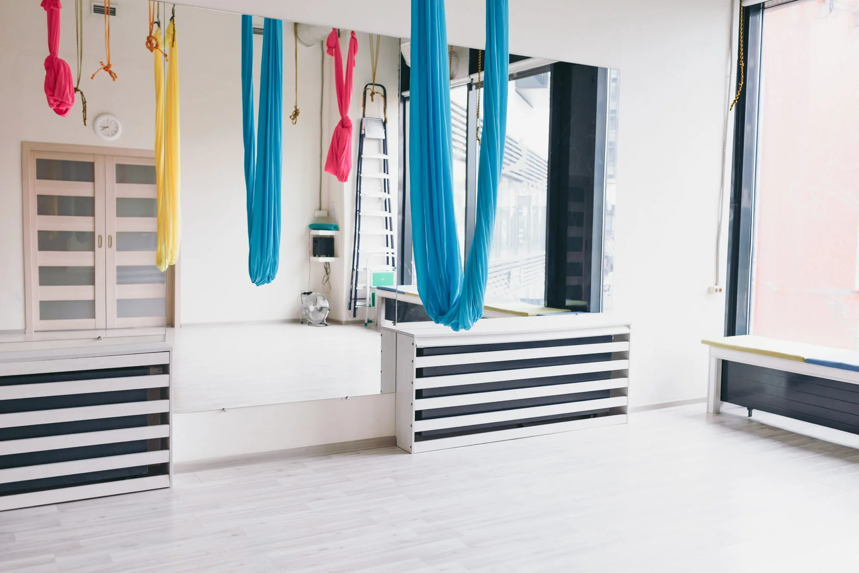 Фитнес-клуб "YogiRoom".
