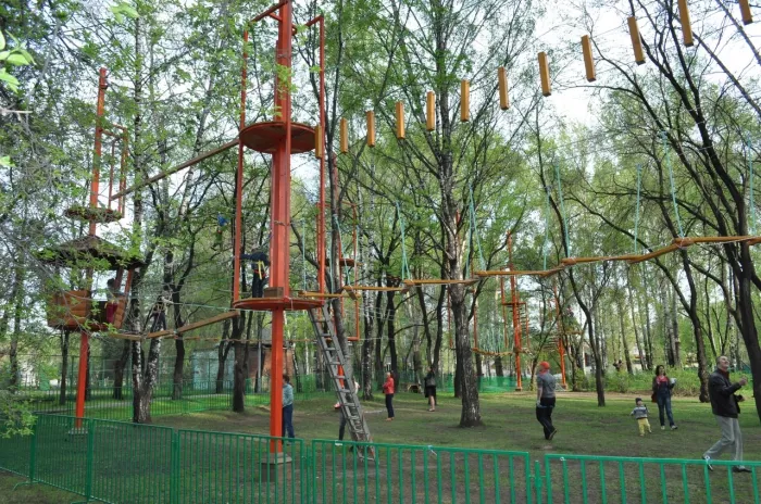 "Веревочный парк в Парке им. Октябрьской Революции".