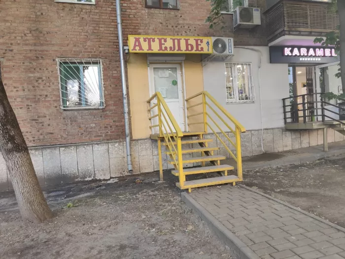 "Ателье по ремонту и пошиву одежды на Мечникова".