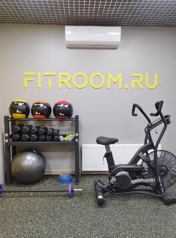 Студия персональных тренировок "Fitroom.ru".