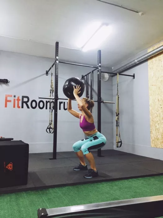 Студия персональных тренировок "Fitroom.ru".